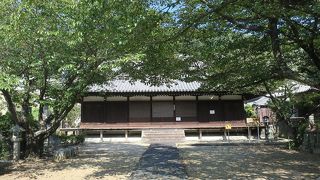 庭に七福神の像がある