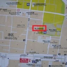 地下鉄外苑前駅の駅にある地図の一部です。地下鉄駅から１５０ｍ