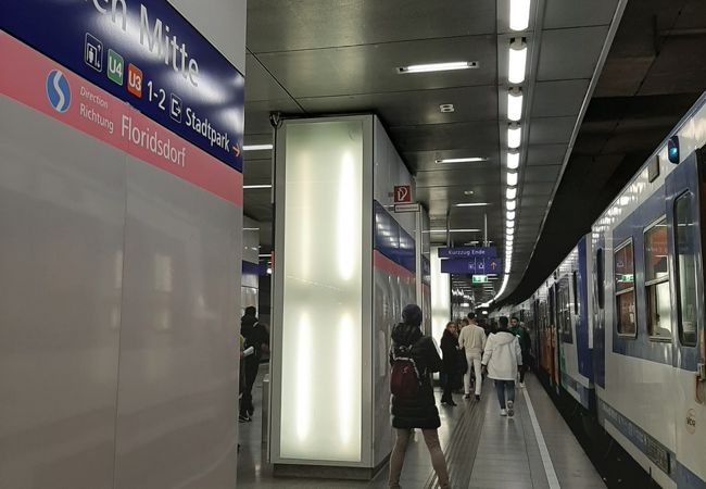 沢山の電車が走る駅