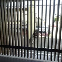 外は普通の街並