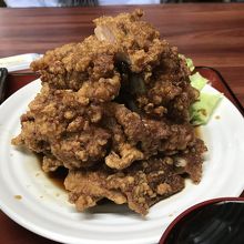 ザンタレ。甘酢ソースがかかって意外とあっさりしています。