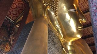 金の巨大お釈迦様のあるお寺