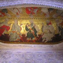 宮殿内では珍しい、色鮮やかな天井画