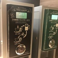 フロアにあるコーヒーマシーン