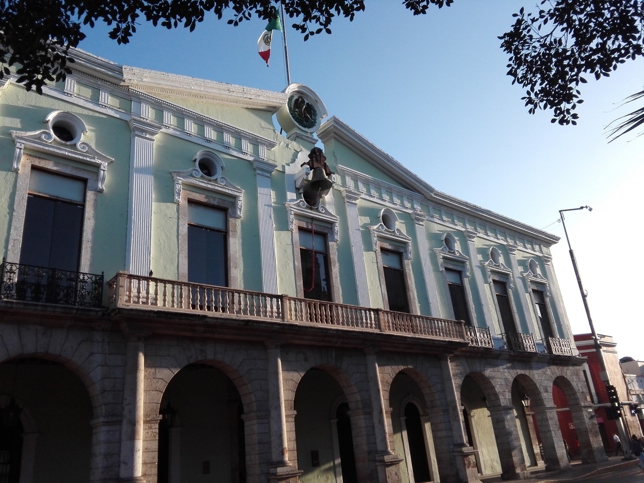 歴史を学ぶ大きな壁画