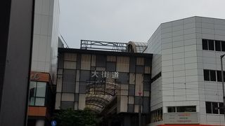 広々としたアーケード