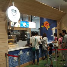 屋内のフードコートになり、落ち着いて食べられます