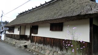 茅葺屋根が印象的