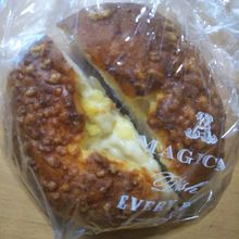 「のび～るとろりんチーズフランス」も人気商品のひとつです。