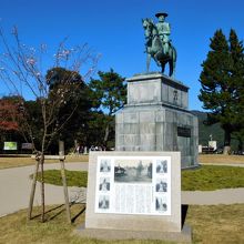 丘の上の広場にある毛利公の像