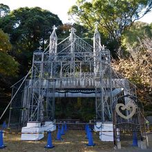 美術館横の公園のイルミネーション用の建物