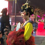 今、西安一番人気？のスポットで見る「不倒翁」パフォーマンス