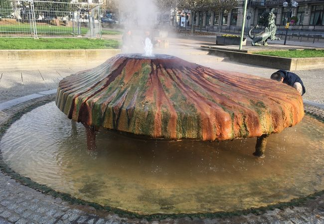 飲泉が汲めます。