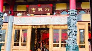 いつ訪れても大勢の信者さんがいます。