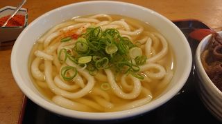 雰囲気も楽しめる博多うどん