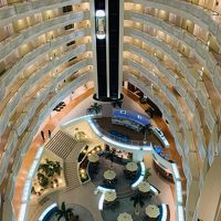 吹き抜けのロビー