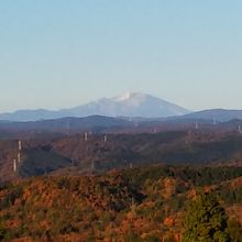 大好きな御嶽山。紅葉はじめの山々から浮かび上がっています。