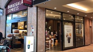 フードコートのパン屋さん