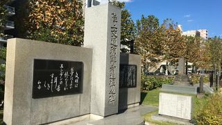 大きな新しい石碑