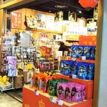 浪花のええもんうまいもん 大阪百貨店。焼き立てのたこ焼きも。