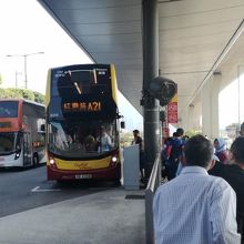 空港から市内に向かう空港バスは安くて便利です。