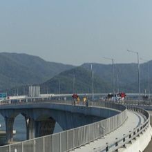 海沿いの高速道路を進みます