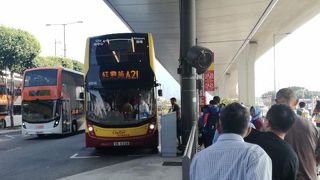 空港から香港の町中までは、A21の空港バスで向かってます。