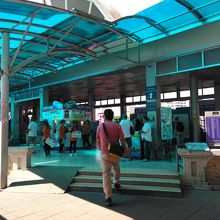 船乗り場、手前にはツアーデスク。その奥が通常のチケット売り場