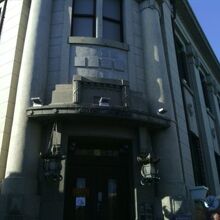 旧安田銀行の建物が使用されています