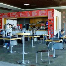 このカフェでは、客は自分で椅子をテーブルから下ろして使うの？