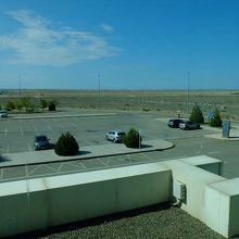 ターミナルビルから見た空港敷地と周辺の風景。