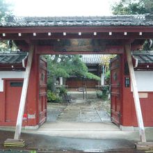 青山の信康山龍泉寺の山門です。赤色と白色の対比が鮮やかです。