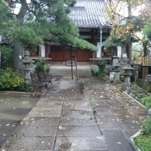 龍泉寺の山門を入ると参道があり、その奥に本堂があります。