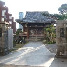 青山の真宗大谷派の寺院である道教寺の入口です。石造りの門です