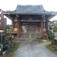 道教寺の参道とその奥の本堂です。左側は、墓地の区画です。