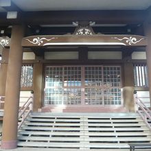 真宗大谷派道教寺の本堂です。歴史を感じさせる立派な本堂です。