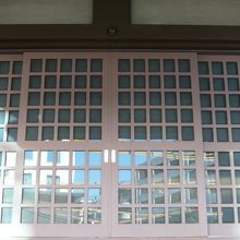 真宗大谷派の道教寺の本堂です。ガラスの入った格子状の戸です。