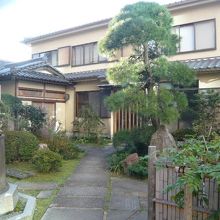 道教寺の本堂の右側には、立派な日本風の庭園があります。