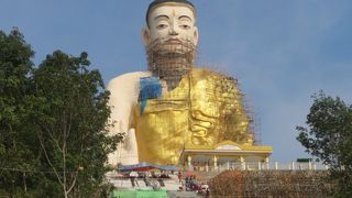 巨大な仏像です