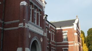 赤レンガの風格ある建物