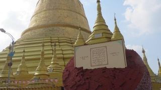 大きくて高い黄金の仏塔