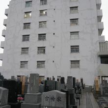 墓地の傍の龍谷寺のマンションの建物です。不思議な感じがします