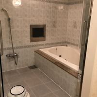 お風呂　広々　扉はガラス