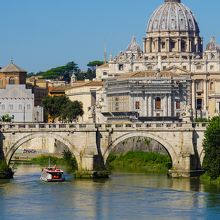 ウンベルト１世橋から　サンタンジェロ橋を挟んで　クーポラ