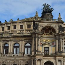 壮麗な建築のザクセン州立歌劇場