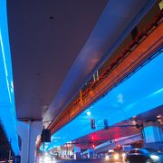 近未来都市上海を象徴する「延安路」のライトアップ