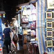 油麻地駅から佐敦駅まで、廟街（通りです）にずっと露店が並びます。