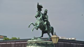 カール大公の騎馬像