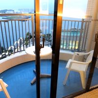 那覇のベイエリアを望むバルコニー