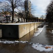 公衆トイレがあります。ユーゲントシュティール建築群から公園に入ったちょっとした広場に有ります。